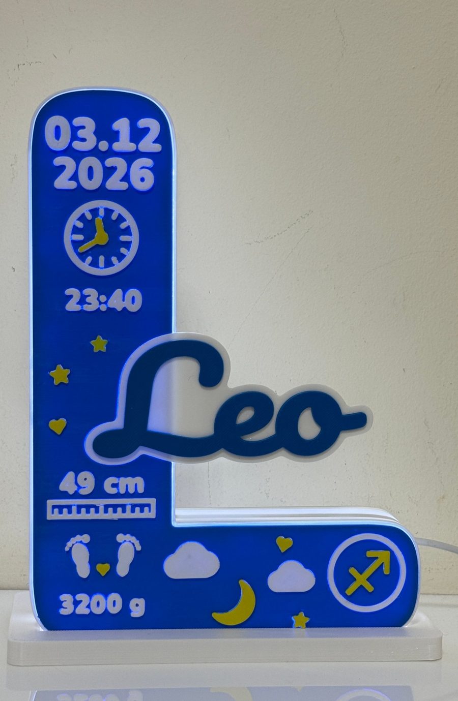 Leo անունով կապույտ L տառը սեղանին